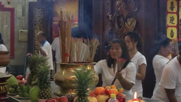 Heilige Zeremonie im chinesischen Tempel in Phuket, Thailand — Stockvideo