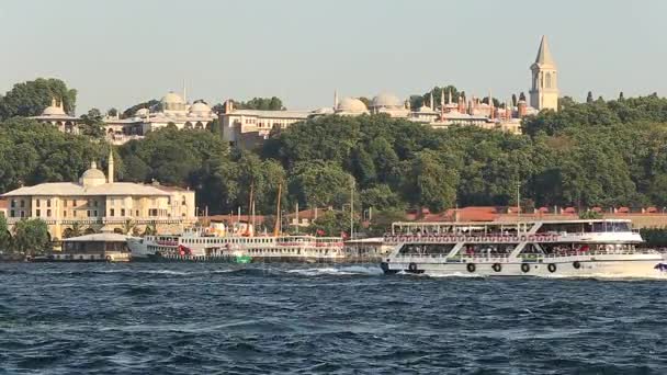 Porto de Eminonu, arquitetura histórica do distrito de Beyoglu e marco medieval da Mesquita Muçulmana sobre a baía Golden Horn em Istambul, Turquia — Vídeo de Stock