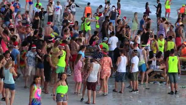 La gente participa en la fiesta de Luna Llena en la isla Koh Phangan. Tailandia — Vídeos de Stock