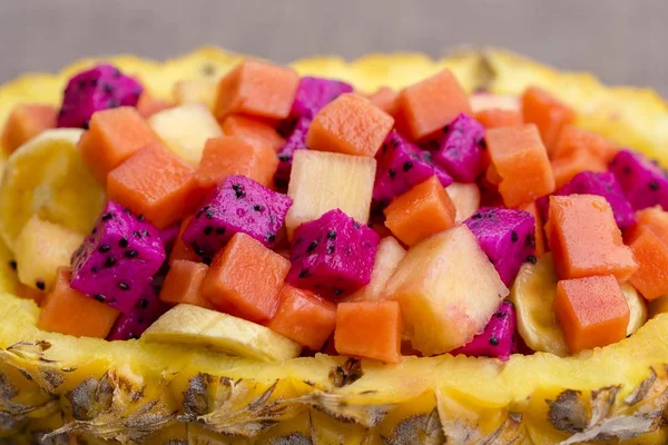 Färsk tropisk fruktsallad fyllda i ananas. Thailand, närbild — Stockfoto