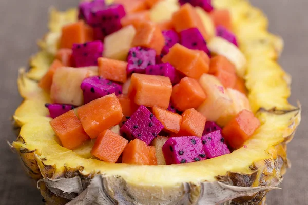 Salada de frutas tropicais frescas recheada com abacaxi. Tailândia, de perto — Fotografia de Stock