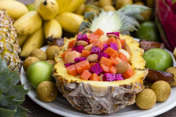 Salada de frutas tropicais frescas recheada com abacaxi. Tailândia, de perto — Fotografia de Stock