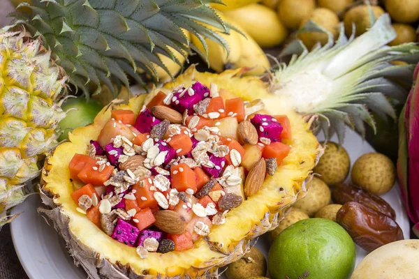 Ensalada de frutas tropicales frescas rellenas de piña. Tailandia, de cerca — Foto de Stock