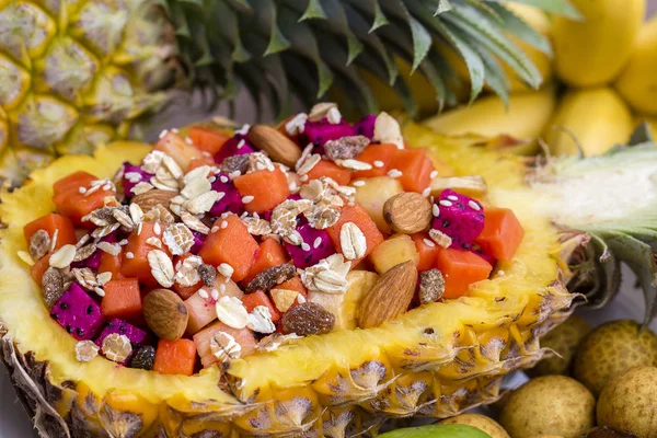 Salada de frutas tropicais frescas recheada com abacaxi. Tailândia, de perto — Fotografia de Stock