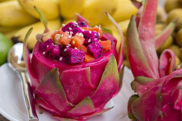 Ensalada de frutas tropicales frescas en piel de fruta de dragón, de cerca — Foto de Stock