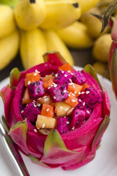 Ensalada de frutas tropicales frescas en piel de fruta de dragón, de cerca — Foto de Stock