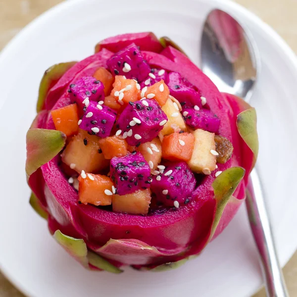 Ensalada de frutas tropicales frescas en piel de fruta de dragón, de cerca — Foto de Stock