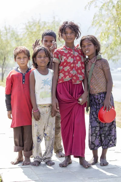 Portré Nepáli gyermekek az utcán faluban Himalája, Nepál — Stock Fotó