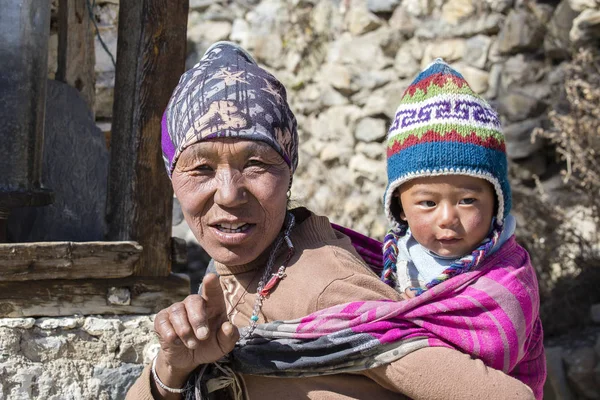 Портрет непальской матери и ребенка на улице в деревне Гималаи, Непал — стоковое фото