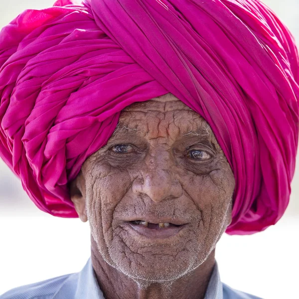 Porträtt av en indisk man i en turban, som besökte Ellora grottan, i Maharashtra, Indien — Stockfoto