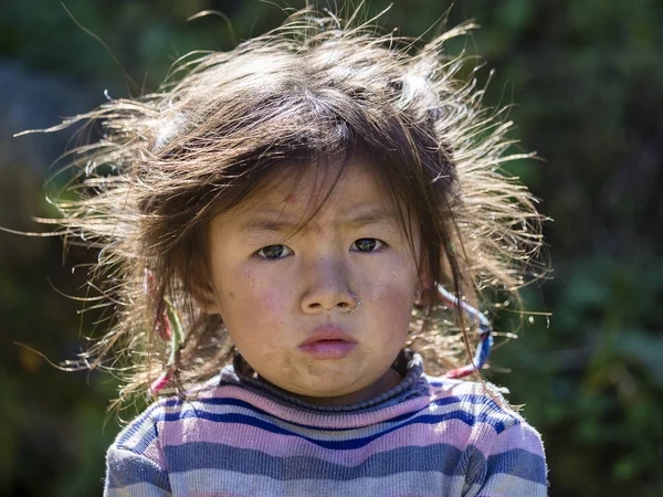 Portrait nepalese child on the street in Himalayan village, Nepal — Stock Photo, Image