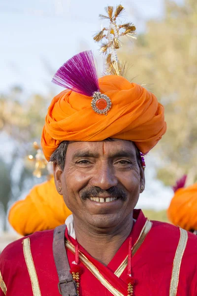 Álló férfiak visel hagyományos radzsasztáni ruha részt Mr. Desert versenyen sivatagi fesztivál Jaisalmer, Rajasthan, India — Stock Fotó