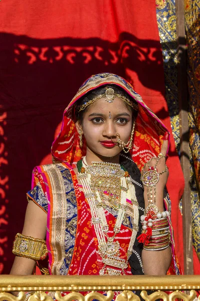 Menina indiana vestindo vestido tradicional Rajasthani participar no Desert Festival em Jaisalmer, Rajasthan, Índia — Fotografia de Stock