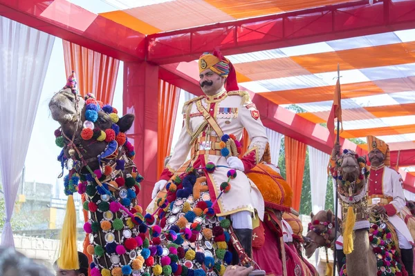 Cammelli e indiani che indossano abiti tradizionali del Rajasthan partecipano al concorso Mr. Desert come parte del Desert Festival a Jaisalmer, Rajasthan, India — Foto Stock