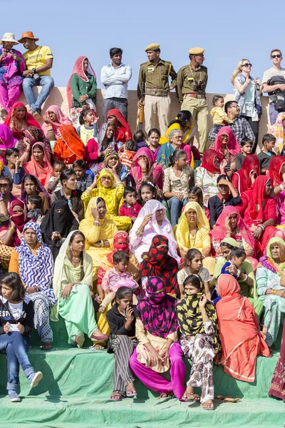 Indian people in Desert Festival in Jaisalmer, Rajasthan, India — Stock Photo, Image