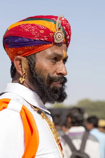 Hombres retratos vestidos con ropa tradicional Rajasthani participan en el concurso Mr. Desert como parte del Festival del Desierto en Jaisalmer, Rajastán, India — Foto de Stock