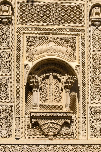 Indyjski ornament na ścianie pałacu w Jaisalmer fort, Indie. — Zdjęcie stockowe