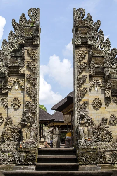 De poort van het steen van tempel met ornamenten. Indonesië, eiland Bali, Ubud — Stockfoto