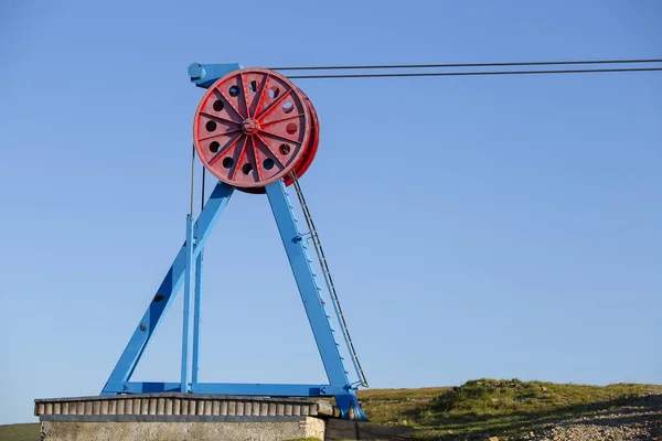 Vista ravvicinata della grande ruota in acciaio della funivia nelle montagne dei Carpazi, Ucraina — Foto Stock