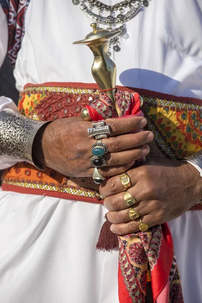 在印度拉贾斯坦邦斋的沙漠节上, 用戒指装饰的漂亮男人手中握有一把军刀。. — 图库照片