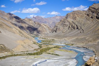 Himalaya manzara Manali - Leh otoyol boyunca Himalaya dağlarında. Himachal Pradesh, Hindistan