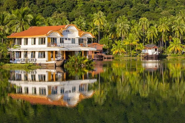 Belo lugar tropical com coqueiros verdes e água do lago na Tailândia — Fotografia de Stock