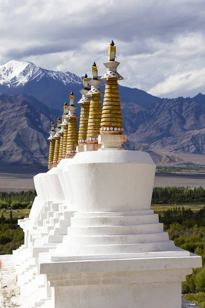 Buddhist chortens, white stupa and Himalayas mountains in the background near Shey Palace in Leh in Ladakh, India — Stock Photo, Image