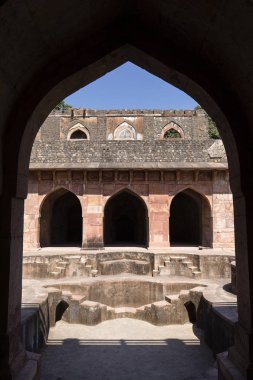 Jahaz Mahal saray mimarisinde kemerli. Mandu, Madhya Pradesh Hindistan