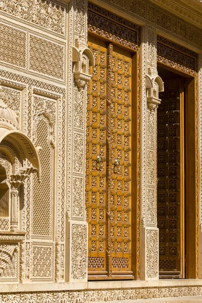 Puerta de madera y adorno en la pared del palacio en el fuerte de Jaisalmer, India . — Foto de Stock