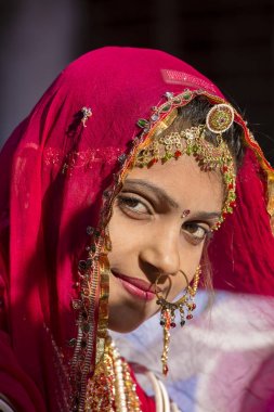Hintli kız geleneksel Rajasthani elbise katılmak çöl Festivali Jaisalmer, Rajasthan, Hindistan