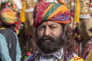 Portre erkekler geleneksel Rajasthani elbise Jaisalmer, Rajasthan, Hindistan çöl Festivali olarak Bay Desert yarışmaya katılmak