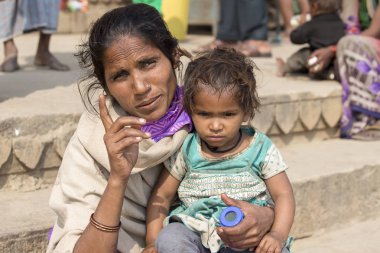 Portre anne ve çocuk sokakta Varanasi, Hindistan