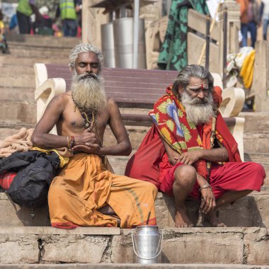 İki Shaiva sadhu, kutsal adam Hindistan'da Varanasi, Ganj Nehri'nin ghats oturmak