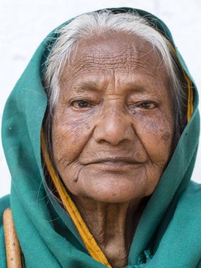 Varanasi, Uttar Pradesh, Hindistan Caddesi üzerinde eski dilenci kadın portre