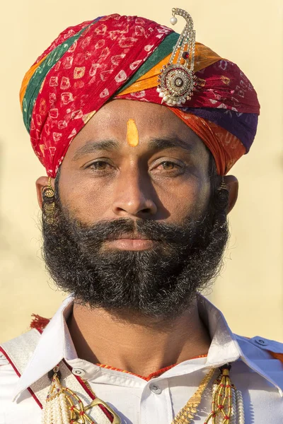 穿着传统拉贾斯坦的肖像男人参与先生沙漠大赛作为斋沙默尔，印度拉贾斯坦沙漠节的一部分 — 图库照片