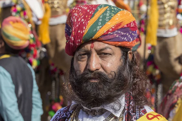 Hombres retratos vestidos con ropa tradicional Rajasthani participan en el concurso Mr. Desert como parte del Festival del Desierto en Jaisalmer, Rajastán, India —  Fotos de Stock