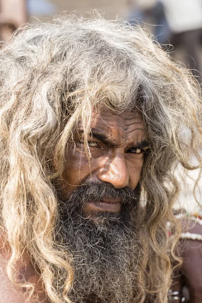 Portrait of Shaiva sadhu, holy man in Varanasi, India — Stock Photo, Image