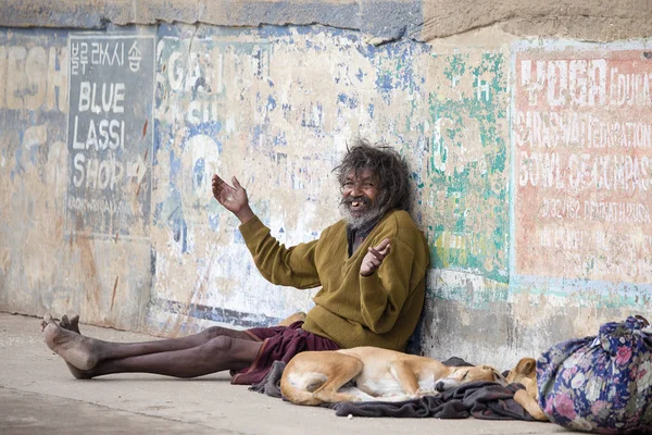 Arme man en hond in Varanasi, India — Stockfoto
