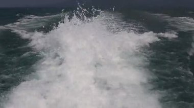 Deniz su dalga hızlı yat tekne ile mavi okyanus uyan pervane yıkama köpük 