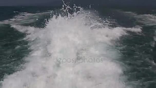 Océano azul olas de agua de mar con veloz yate despertador de espuma de lavado de utilería — Vídeo de stock