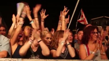 Budapeşte, Macaristan - 15 Ağustos 2017: Şarkı ve dans Müzik Festivali'nde Sziget boyunca genç insanlar. Sziget Festivali, Özgürlük Adası 452.000 vatandaşların toplam sayısı ile sona erdi