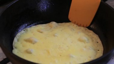 Aşçı krep yerken üzerine bir dökme demir tavada kızartma. Yakın çekim