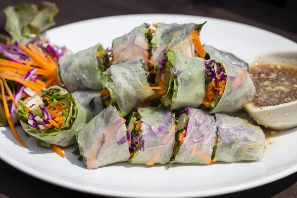 Rollos de primavera vietnamitas frescos en un plato con ensalada — Foto de Stock