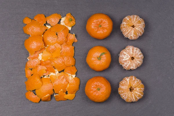 Naranja fresco, fruta de mandarina, patrón de mandarina, vista superior sobre un fondo de pizarra negro, primer plano — Foto de Stock