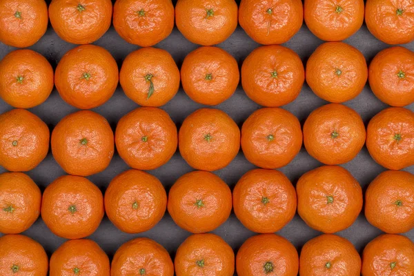 Frische Orange, Mandarinenfrüchte, Mandarinenmuster, Draufsicht auf schwarzem Schiefergrund, Nahaufnahme — Stockfoto