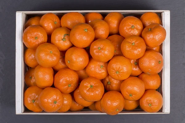 Frische Orange, Mandarinenfrüchte, Mandarinenmuster Hintergrund in einer Holzkiste, Draufsicht — Stockfoto