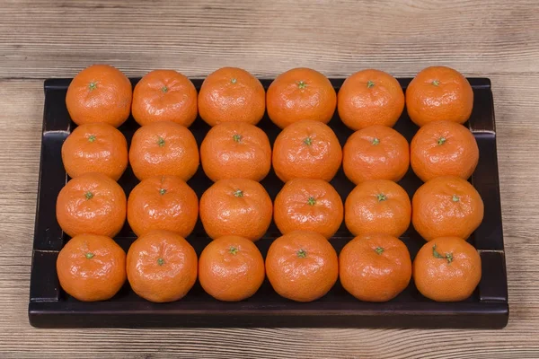 Taze portakal, mandalina meyve, mandalina desen arka plan bir ahşap tepsi kadar yakın — Stok fotoğraf