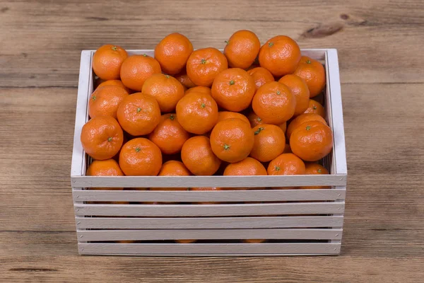 Свежий апельсин, мандарин фрукты, мандарин фон в деревянной коробке, закрыть — стоковое фото