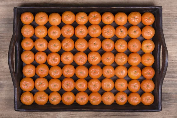 Свіжий апельсин, мандаринний фрукт, візерунок мандарина на дерев'яному лотку, вид зверху — стокове фото