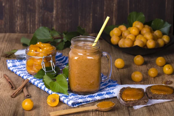 Hrnek sklo šťávy smoothie koktejl z mirabelek, jam a zralé žlutá švestka, na vinobraní dřevěný stůl. Bio zdravé potraviny a nápoje. Organická strava — Stock fotografie